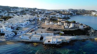Mykonos Yunanistan, eski Mykonos kasabasının renkli sokakları, mavi kapıları ve beyaz duvarları olan geleneksel dar sokaklar, Mykonos kasabası Yunanistan, insansız hava aracı manzarası