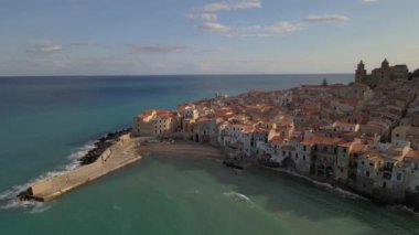 Günbatımında eski güzel Cefalu kasabası, İtalya 'nın Palermo ilindeki Sicilya adasının ortaçağ köyü. Avrupa. Cefalu İtalya Katedrali
