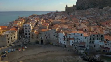 Günbatımında eski Cefalu kasabası, İtalya 'nın Palermo ilindeki Sicilya adasının ortaçağ köyü. Avrupa. Cefalu İtalya Katedrali