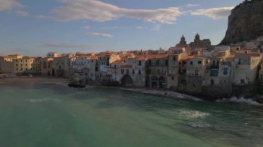 Günbatımında eski Cefalu kasabasında yukarıdan insansız hava aracı manzarası, İtalya 'nın Palermo eyaletindeki Sicilya adasının ortaçağ köyü. Avrupa. Cefalu İtalya Katedrali. Avrupa yazı