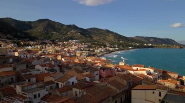 Günbatımında eski Cefalu kasabasında yukarıdan insansız hava aracı manzarası, İtalya 'nın Palermo ilindeki Sicilya adasının ortaçağ köyü..
