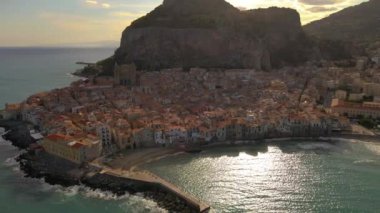 Günbatımında eski Cefalu kasabasında yukarıdan insansız hava aracı manzarası, İtalya 'nın Palermo eyaletindeki Sicilya adasının ortaçağ köyü. Avrupa. tarihi köy