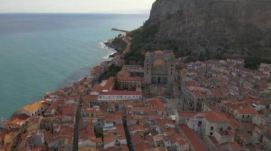 Günbatımında eski Cefalu kasabasında yukarıdan insansız hava aracı manzarası, İtalya 'nın Palermo eyaletindeki Sicilya adasının ortaçağ köyü. Avrupa yazı