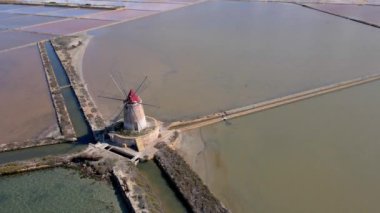 İtalya, Sicilya 'da yaz mevsiminde Marsala yakınlarında Tuz Tavaları
