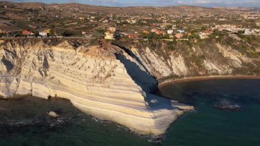 Scala dei Turchi Türklerin Merdiveni, Sicilya İtalya, Scala dei Turchi. İtalya 'nın güneyindeki Porto Empedocle yakınlarında Realmonte sahilinde kayalık bir uçurum. Avrupa, Sicilya 'da gün batımında beyaz kayalıklar