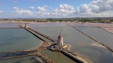 Güneşli bir günde İtalya 'nın Sicilya kentinde Marsala yakınlarında Tuz Tavaları