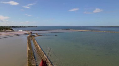 Avrupa 'da Sicilya, İtalya' da Marsala yakınlarındaki Tuz Tavaları. Sicilya 'nın tuzlu tavalarında renkli yel değirmenleri 