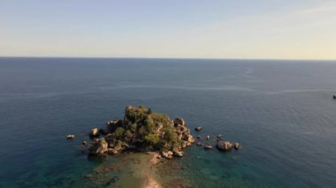 Isola Bella Plajı Taormina Sicilya Adası, adanın havadan görünüşü ve Isola Bella Sahili ve İtalya 'nın Sicilya bölgesindeki mavi okyanus suyu.