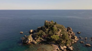 Isola Bella Beach Taormina Sicilya Adası, yaz mevsiminde mavi bir okyanus, adanın havadan görünüşü ve Taormina 'daki Isola Bella Sahili ve mavi okyanus suları ile çok güzel bir körfez.