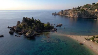 Isola Bella Beach Taormina Sicilya Adası 'ndaki insansız hava aracı manzarası, yaz mevsiminde mavi bir okyanus, adanın havadan görünüşü ve Isola Bella plajı ile mavi okyanus suyuyla güzel bir körfezdir. 