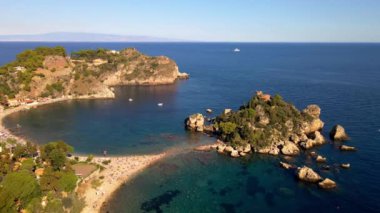 Isola Bella Beach Taormina Sicilya Adası, İtalya 'nın Taormina şehrinde yaz mevsiminde mavi bir okyanus, adanın havadan görünüşü ve İtalya' nın Sicilya kentinde Isola Bella Sahili ile çok güzel bir körfez.