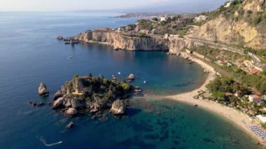 Isola Bella Beach Taormina Sicilya Adası, yaz mevsiminde mavi bir okyanus, adanın havadan görünüşü ve Taormina 'daki Isola Bella Sahili ve mavi okyanus suları ile çok güzel bir körfezdir.