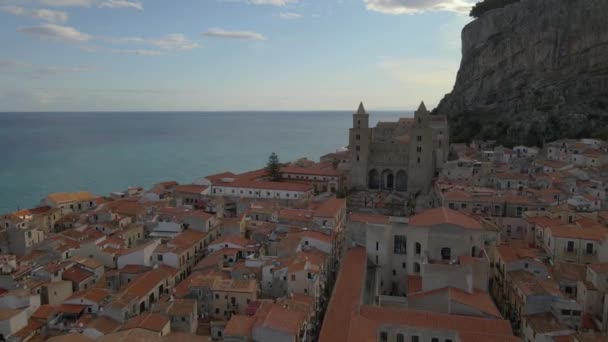 意大利巴勒莫省西西里岛 Sicily Island 中世纪村庄西法鲁 Cefalu 的日落时分 从上面看Cefalu意大利大教堂 — 图库视频影像