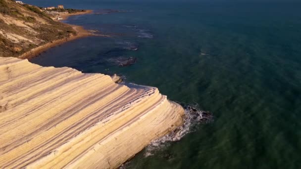 土耳其人的Scala Dei Turchi Stair 西西里意大利 Scala Dei Turchi 意大利西西里南部波尔图圆锥形港口附近的Realmonte海岸上的一个岩石白色悬崖 日落时的白崖 — 图库视频影像