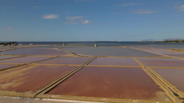 Salt Pans Perto Marsala Sicília Itália Europa Moinhos Vento Coloridos — Vídeo de Stock