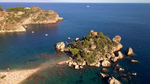 イソラ ビーチ タオルミーナ シチリア島 イタリア ドローン アイソラ ビーチとブルー オーシャン ウォーター — ストック動画