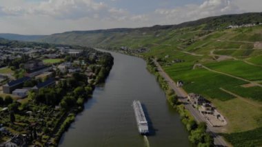 Almanya 'daki Mosel nehri üzerinden iç nakliye teknesi gaz nakliyesi nehirden geçen iç nakliye gemisi, Bernkastel' in üzüm bağları dağları. Moselle nehrinde bir gaz tankeri var.