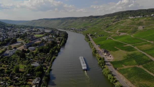 德国莫萨尔河上的内陆航运船天然气运输 德国莫萨尔河上的内陆航运船天然气运输 Bernkastel河上的葡萄园山 — 图库视频影像