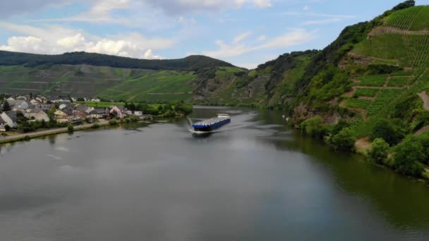内河航运船的气体运输过河 葡萄园山的伯克斯特尔 Moselle河的油轮 — 图库视频影像