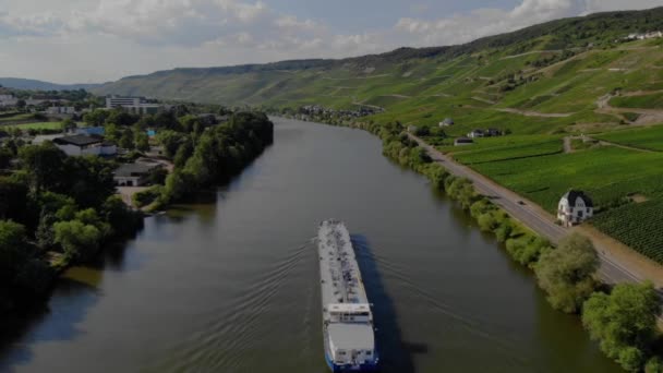 Binnenschiffsgastransport Über Die Mosel Deutschland Binnenschiffsgastransport Über Den Fluss Weinberge — Stockvideo