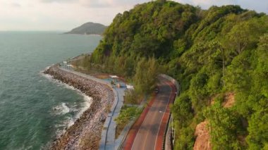 Tayland virajlı yolunda araba sürüyor. Yazın yol manzarası. Sahil yolunda araba kullanmak çok güzel. Chantaburi Eyaleti Tayland, deniz kenarındaki yol, Chantaburi, Tayland