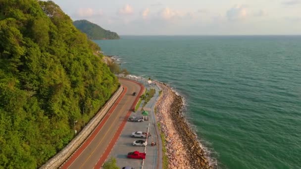 บรถบนถนนโค งของประเทศไทย ถนนในฤด จะข บรถบนทางหลวงร มชายหาด งหว นทบ ประเทศไทย ถนนตามชายหาดและมหาสม — วีดีโอสต็อก