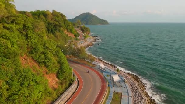 タイの曲線道路を走行する車 夏のロードランドスケープ ビーチサイドのハイウェイで運転するのに最適です チャンタブリ州 — ストック動画