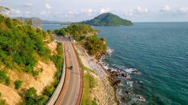 Tayland virajlı yolunda araba sürüyor. Yazın yol manzarası. Sahildeki otoyolda araba kullanmak çok güzel. Chantaburi Eyaleti Tayland Gün batımında