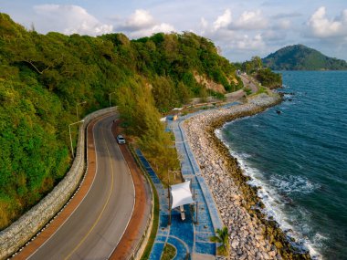 Chantaburi Eyaleti Tayland 'ın okyanus sahil yolu boyunca virajlı yolda giden araba., 