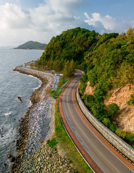 Tayland virajlı yolunda araba sürüyor. Yazın yol manzarası. Sahildeki otoyolda araba kullanmak çok güzel. Chantaburi Eyaleti Tayland, 