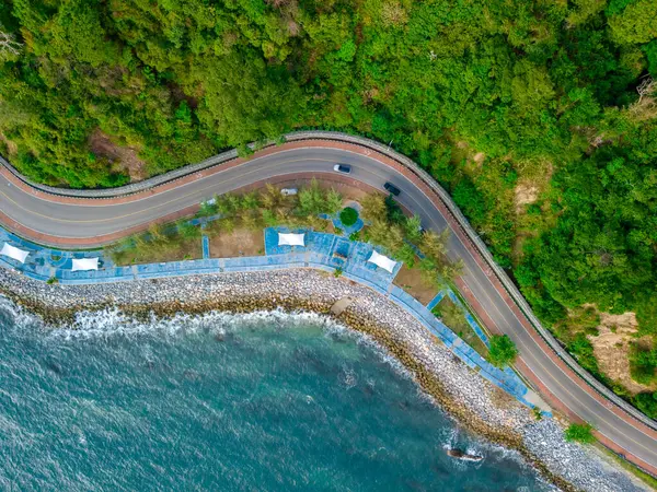 Vista Superior Carro Dirigindo Estrada Curva Lado Estrada Praia Oceânica — Fotografia de Stock