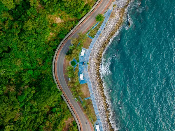 Car Driving Curved Road Alongside Ocean Beach Road Top View — Stock Photo, Image
