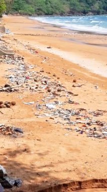 Chantaburin Tayland 'da plajda plastik çöp, sahile çöp döküldü.