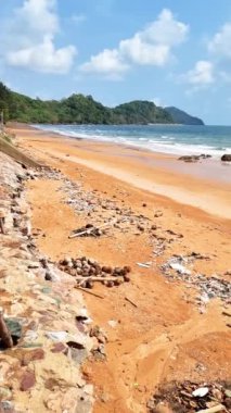 Tayland 'da plajda plastik çöpler, sahile çöp dökülmesi, boş plastik şişeler. Kirli deniz kumlu kıyı, Çevresel kirlilik Ekolojik sorunlar Arka planda dalgalar hareket ediyor