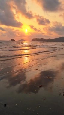 Chantaburi Tayland 'da kumsalda gün doğumu. Arka planda yavaş dalgalar var.