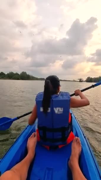 Aziatische Thaise Vrouwen Een Kajak Rivier Thailand Zeearenden Vliegen Rond — Stockvideo