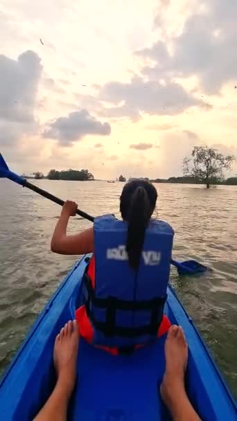 Mujeres Tailandesas Asiáticas Kayak Río Tailandia — Vídeo de stock