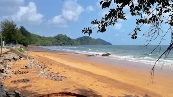 タイのビーチのプラスチックゴミ ビーチのゴミ 汚れたプラスチックボトル 環境汚染 背景に波を移動する生態学的問題 — ストック動画