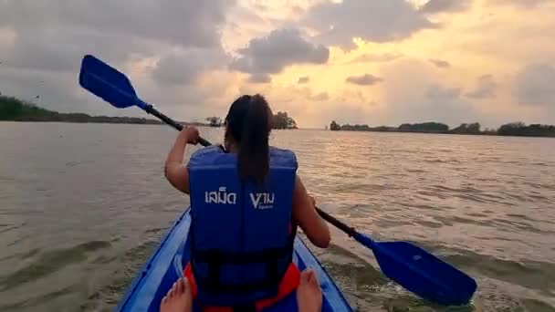 Mujeres Tailandesas Asiáticas Kayak Río Tailandia — Vídeos de Stock