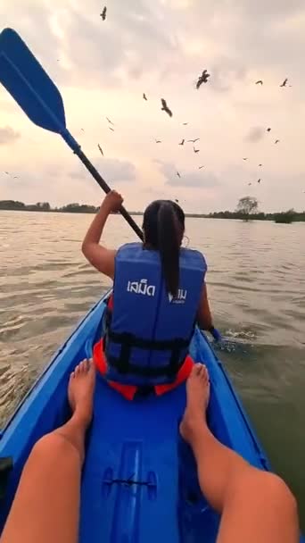 Azjatyckie Tajlandzkie Kobiety Kajaku Rzece Tajlandii Orły Latające Wokół Lasu — Wideo stockowe