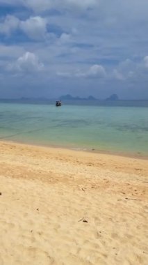 Tayland 'da kireçtaşı kayalıkları ve Koh Ngai Trang Tayland' ın arka planında küçük adaları olan tropik plajlar bulutlu bir günde