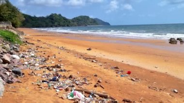 Tayland sahilindeki plastik çöpler, Chantaburi sahiline dökülen çöpler kirli plastik şişeler. Kirli deniz kumlu kıyı, Çevresel kirlilik Ekolojik sorunlar Arka planda dalgalar hareket ediyor