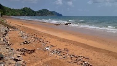 Tayland 'da plajda plastik çöp, kumsalda çöp dökülmesi, kirli plastik şişeler. Kirli deniz kumlu kıyı, çevresel kirlilik Chantaburi 'de ekolojik sorunlar