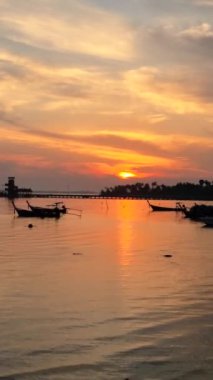 Okyanusta balıkçı tekneleri olan Koh Mook Tayland tropik adasında gün doğumu, Koh Muk Trang