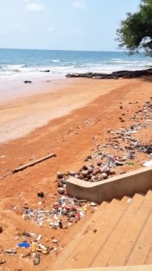 Chantaburi Tayland 'da plajda plastik çöp, plaja çöp döküldü, plastik şişe kullanıldı. Kirli deniz kumlu kıyı, Çevresel kirlilik Ekolojik sorunlar Arka planda dalgalar hareket ediyor