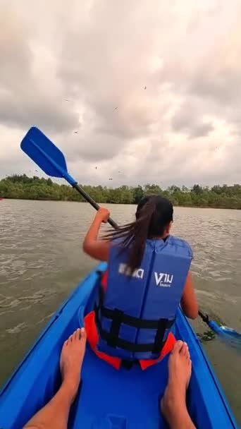 Asiatiska Thailändska Kvinnor Kajak Floden Thailand Havsörnar Som Flyger Runt — Stockvideo