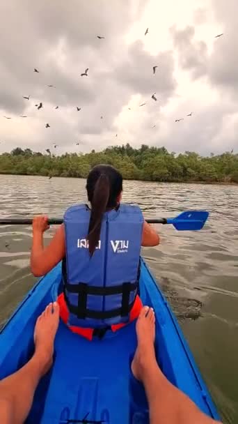 Asiatische Thailänderinnen Kajak Auf Dem Fluss Thailand Mit Seeadlern Flug — Stockvideo