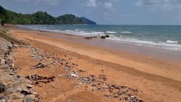 タイのビーチのプラスチックゴミ ビーチのゴミ 汚れたプラスチックボトル 汚れた海の砂浜 チャンタブリの環境汚染の生態学的問題 — ストック動画