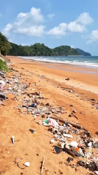 タイのビーチのプラスチックゴミ ビーチのゴミ 汚れたプラスチックボトルを使用しました 汚れた海の砂浜 環境汚染の環境問題 背景の波を移動する — ストック動画