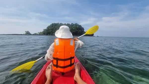 Una Persona Kayak Remando Hacia Una Pequeña Isla Distancia Bajo —  Fotos de Stock